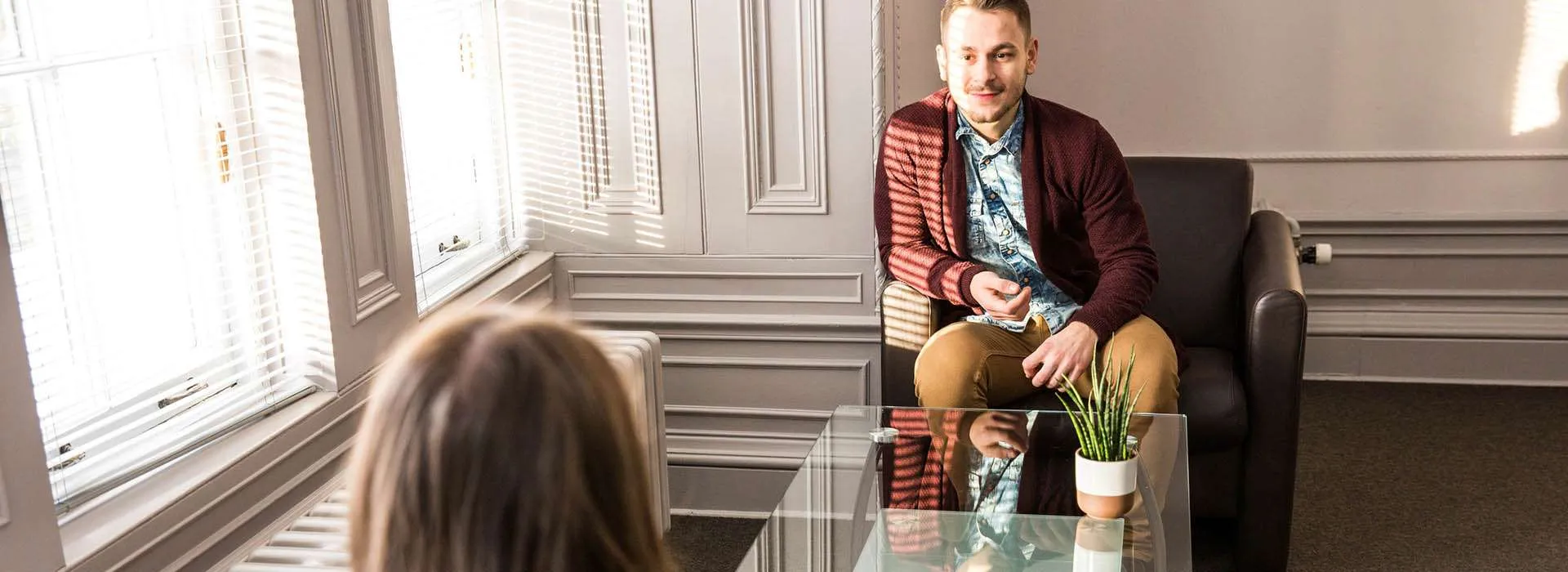 two people having a one to one discussion